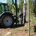 Med detta aggregat till traktorn slog jag och Jim Henriksson (Månsamåla) i de över 200 stolparna som är 3m långa och 8 cm tjocka.