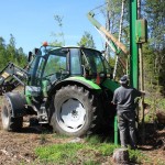 Med detta aggregat till traktorn slog jag och Jim Henriksson (Månsamåla) i de över 200 stolparna som är 3m långa och 8 cm tjocka.