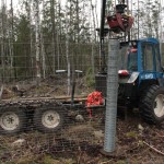 Sen spänner vi upp nätet och fäste det med märlor (ett sätt att förenkla borttagning i framtiden är att fästa nätet med en ribb och skruv )